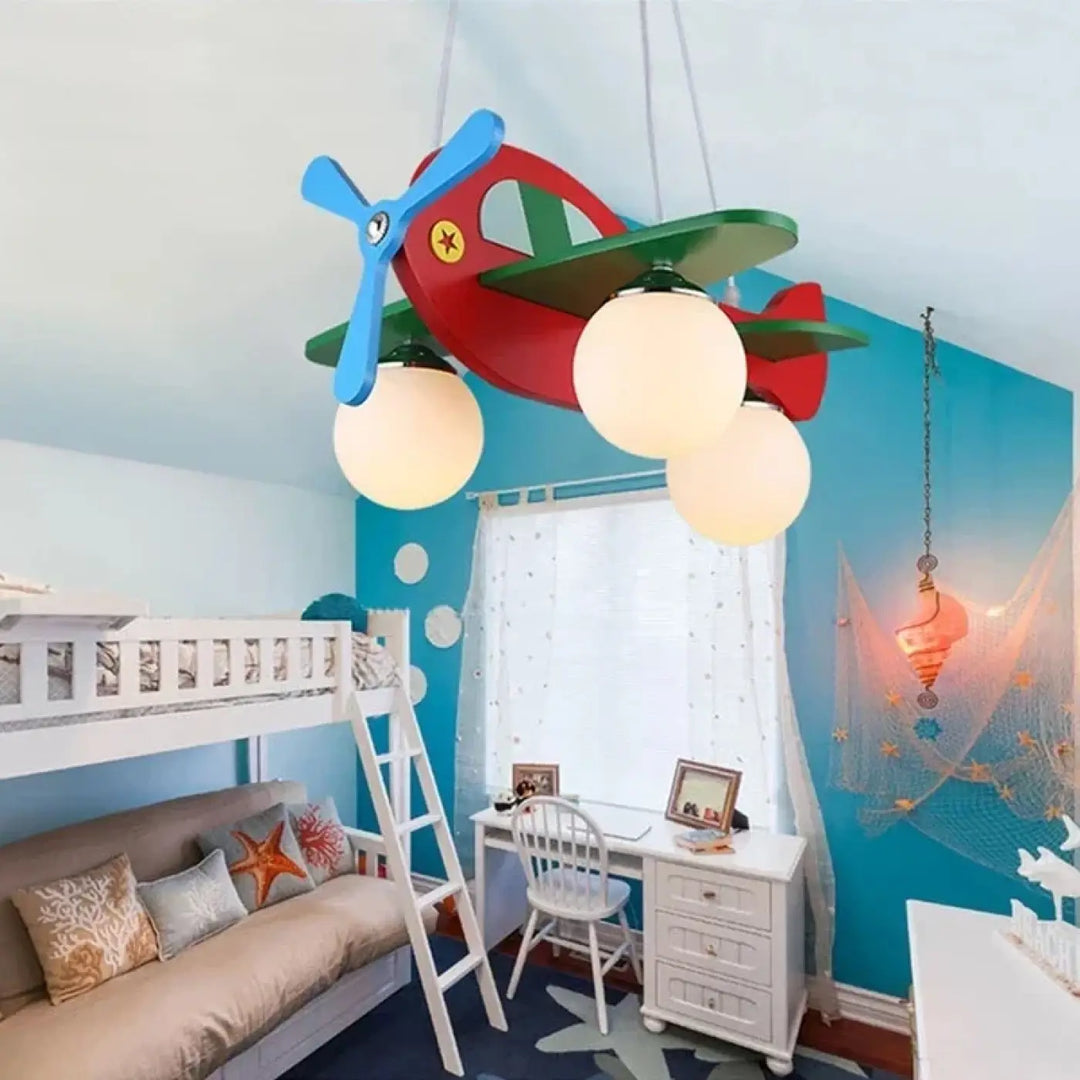 Suspension luminaire creaty en bois coloré forme avion avec hélice bleue pour une décoration intérieure plus qu’un simple éclairage