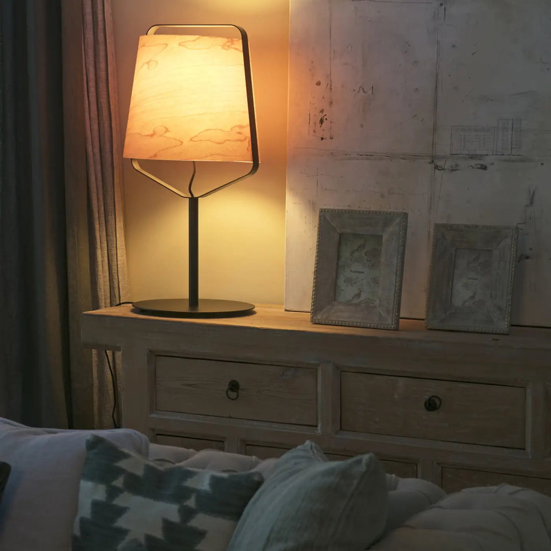 Lampe de table Stood en bois de Faro Barcelona en situation