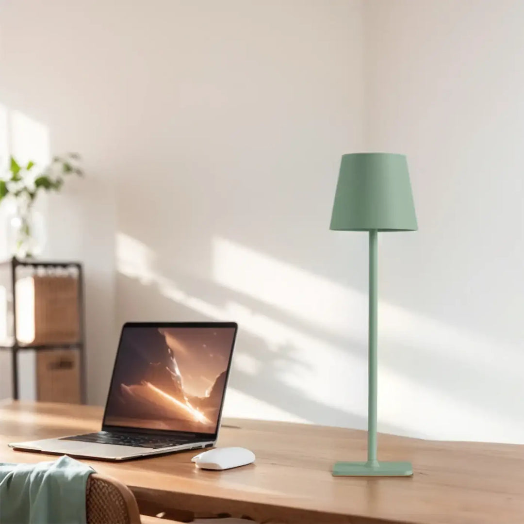 Lampe de table contemporaine lucera en vert menthe avec un abat-jour conique qui contribue à créer une ambiance élégante