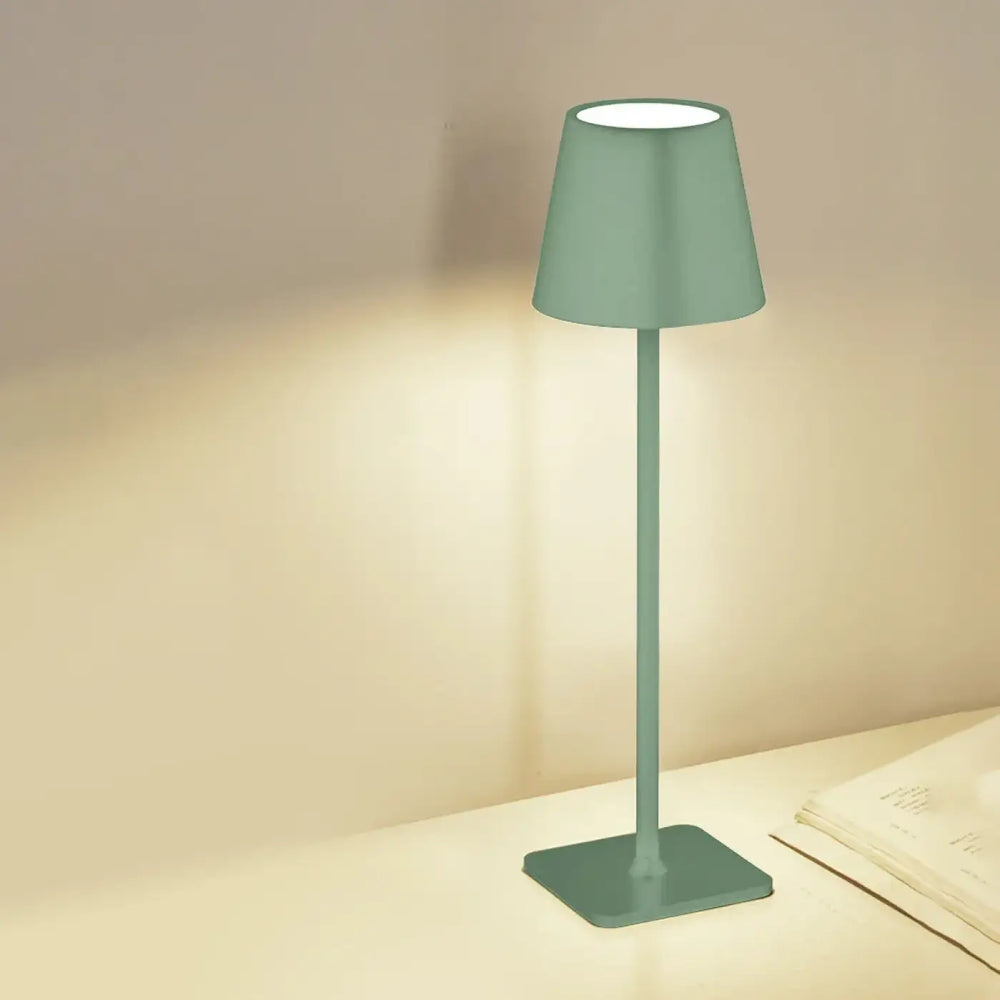 Lampe de table contemporaine lucera en vert menthe avec abat-jour conique contribuant à créer une ambiance épurée