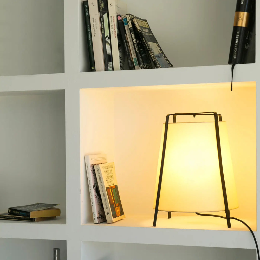 Petite lampe de table Akane dans un intérieur