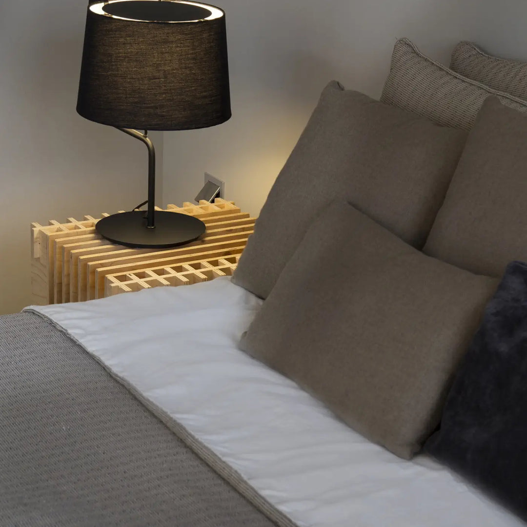 Lampe de table Berni noire de Faro Barcelona en situation