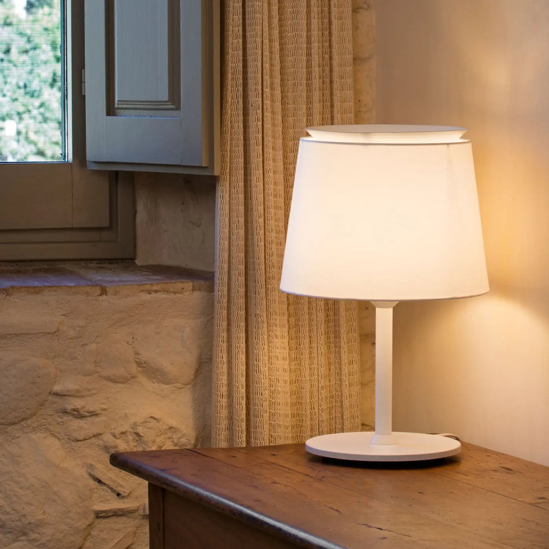 Lampe de table Savoy blanche de Faro Barcelona en situation