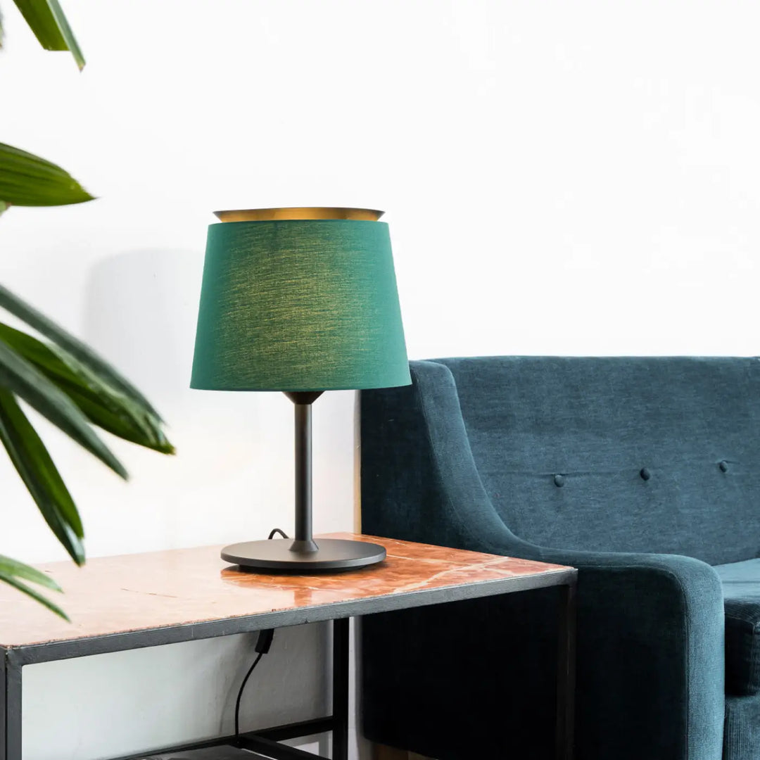 Lampe de table Savoy noire et verte dans un intérieur