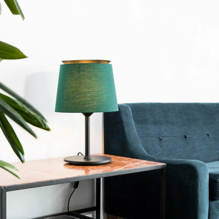 Lampe de table Savoy noire et verte dans un intérieur