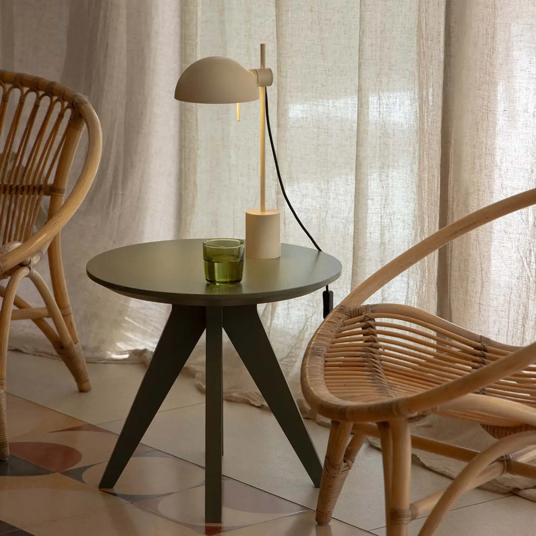Lampe de table Matilda beige de Faro Barcelona en situation