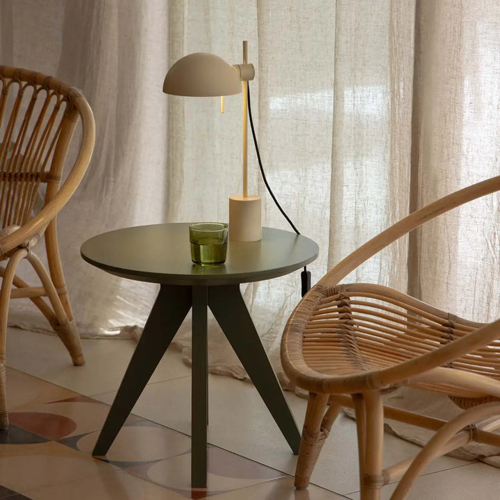 Lampe de table Matilda beige de Faro Barcelona en situation