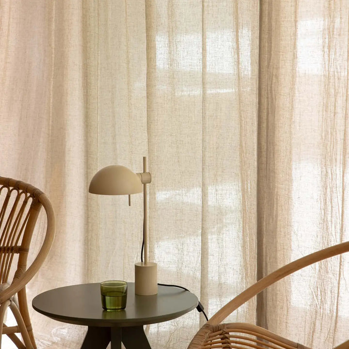 Lampe de table Matilda beige dans un intérieur