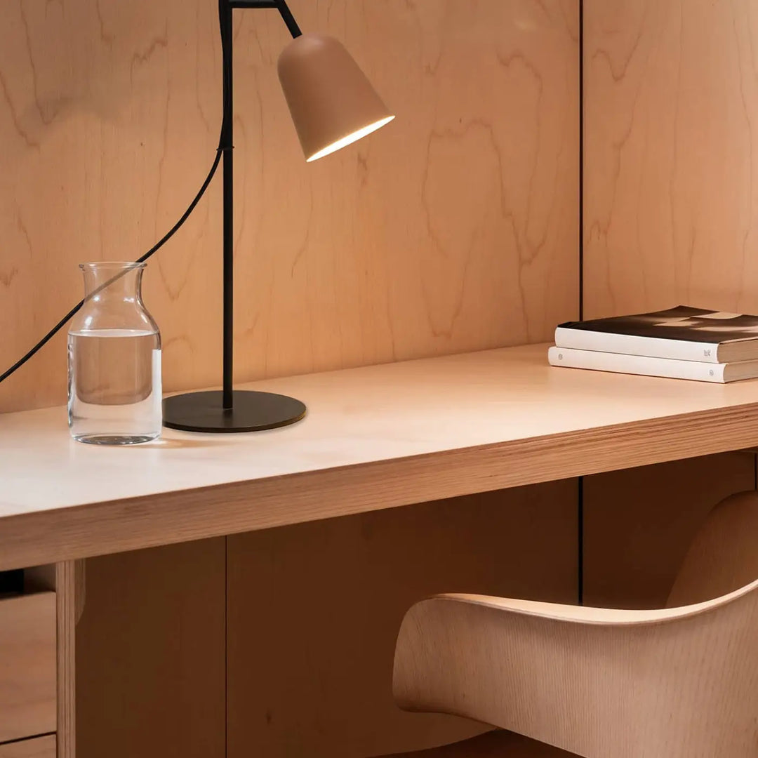 Lampe de table Studio rose de Faro Barcelona en situation