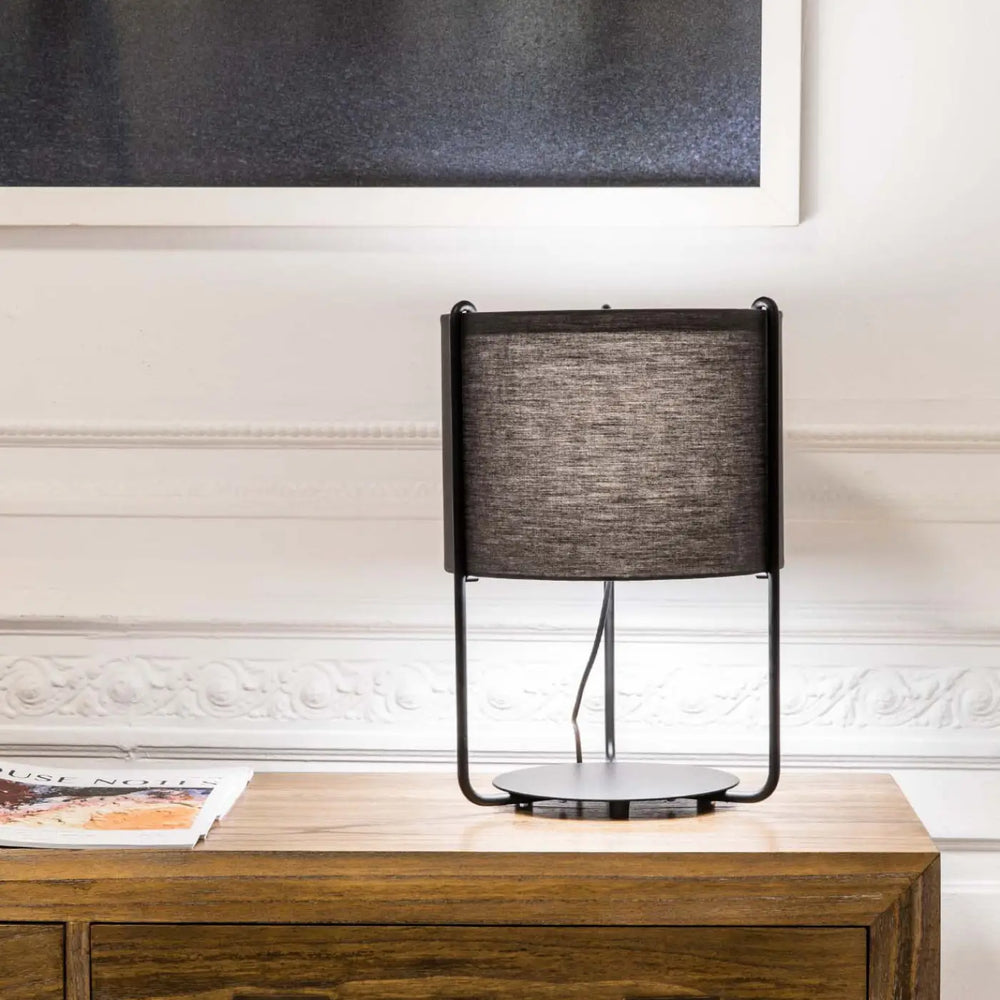 Lampe de table Drum noire et grise de Faro Barcelona en situation