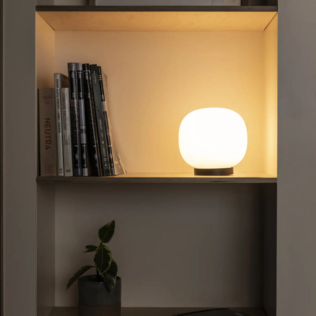 Lampe de table Amelia noire dans un intérieur