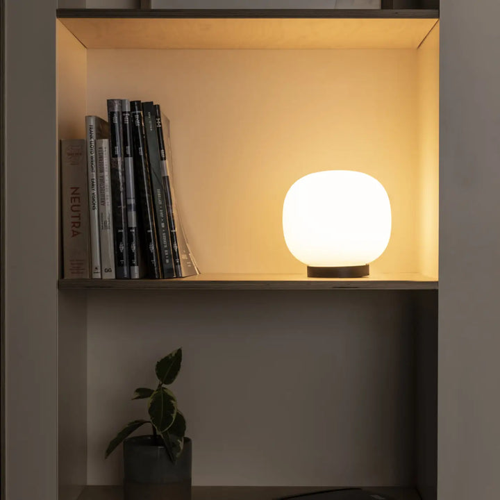 Lampe de table Amelia noire dans un intérieur