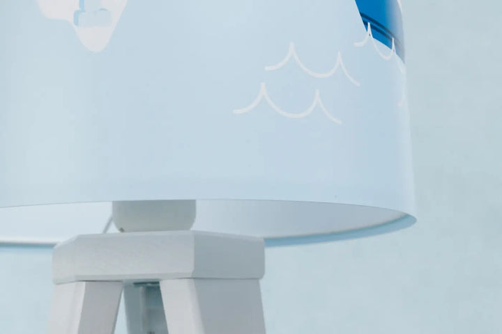 Lampe de table sweet dreams bleu clair avec abat-jour blanc à vagues et lumière douce marron enfant aux
