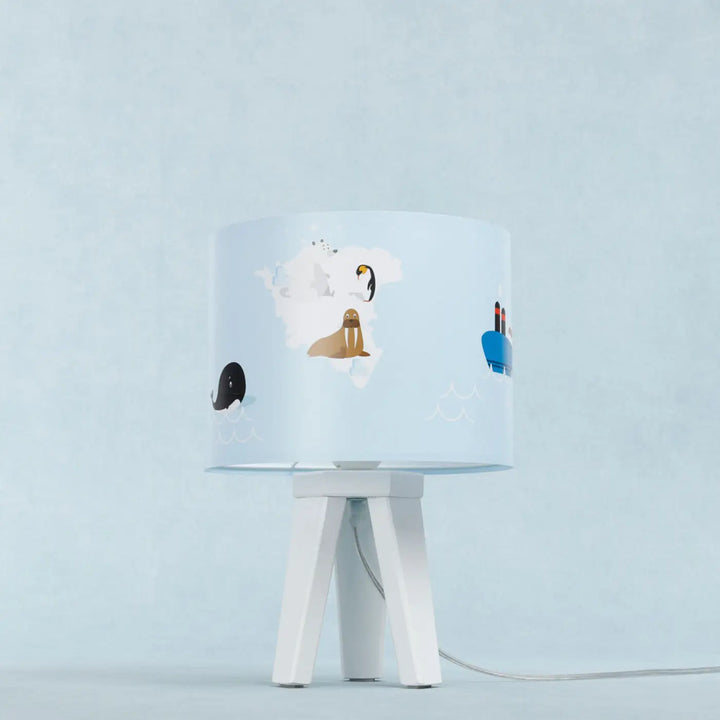 Lampe de table sweet dreams bleu clair avec lumière douce et motifs arctiques montée sur base tripode blanche marron enfant aux