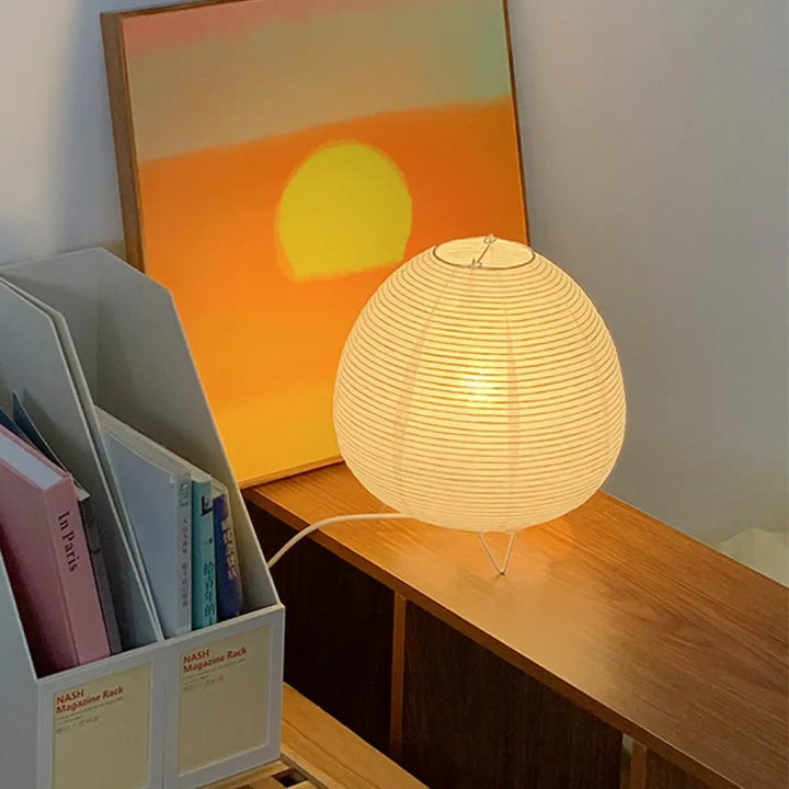 Lampe de table cathia lampe sphérique en papier blanc à rainures délicates sur base filaire minimaliste pour décoration intérieure