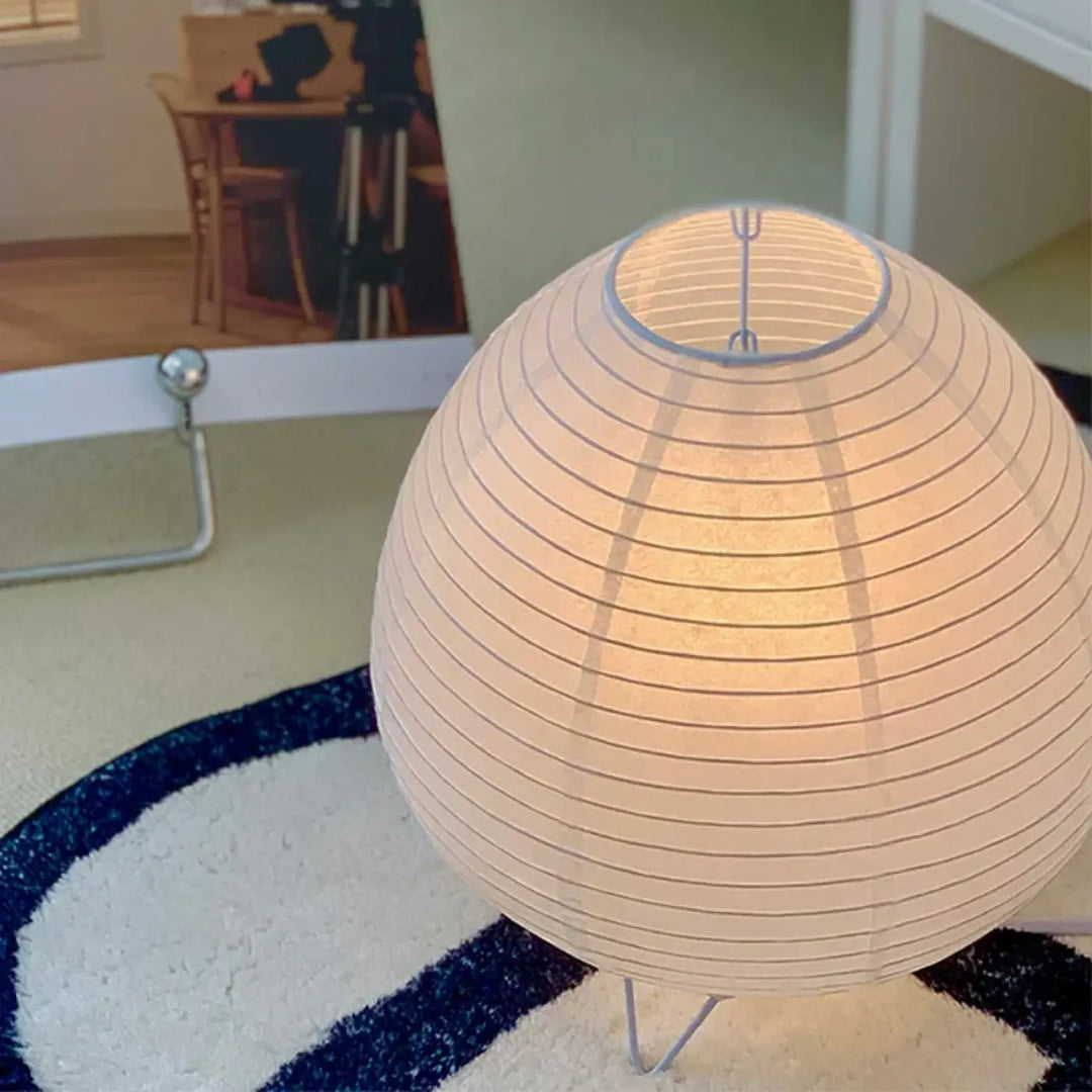 Lampe de table cathia en papier beige à surface striée pour décoration intérieure sur table blanche comme objet décoratif