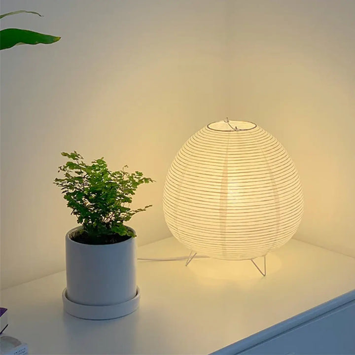 Lampe de table cathia avec abat-jour en papier blanc nervuré et pied métal minimaliste pour décoration intérieure