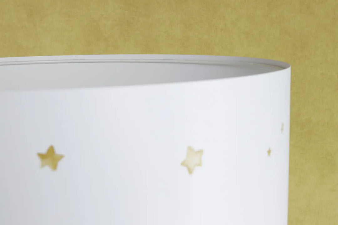 Lampe de table sweet dreams blanc avec abat-jour cylindrique et étoiles dorées pour une lumière douce