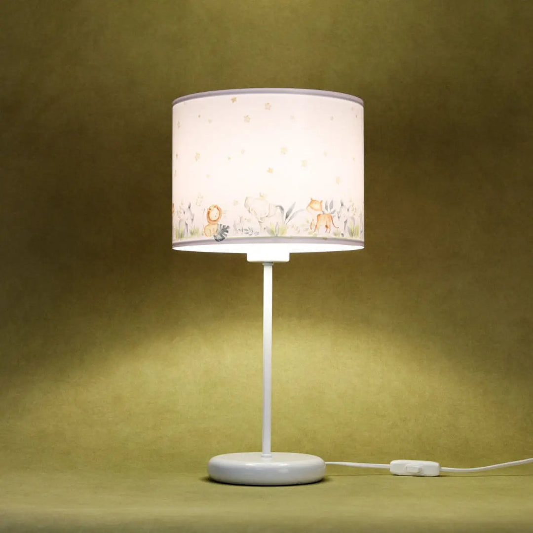 Lampe de table sweet dreams blanche avec abat-jour cylindrique jaune aux animaux et étoiles dorées offrant une lumière douce