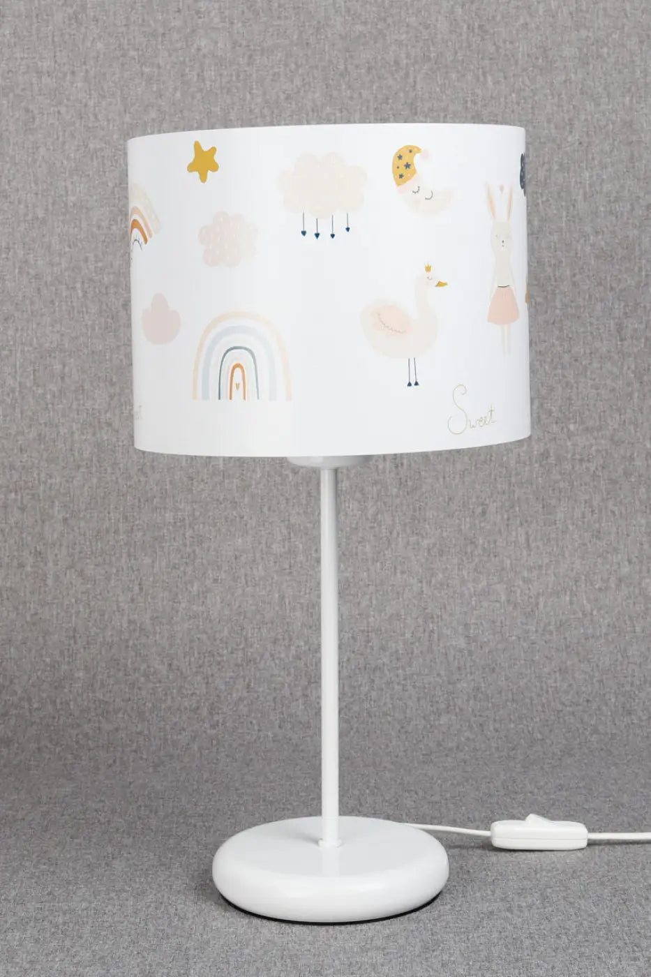 Lampe de table sweet dreams orange blanc avec abat-jour cylindrique décor lapin tendre en pastel sur table blanche