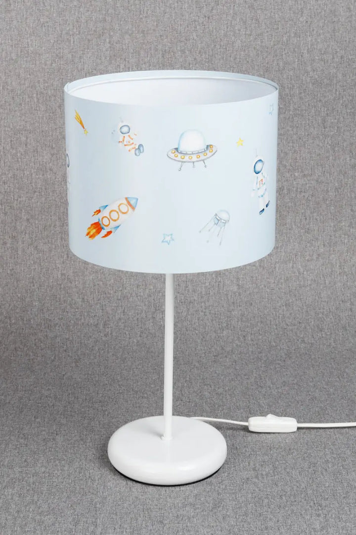 Lampe de table blanche avec abat-jour cylindrique décoré dillustrations spatiales colorées pour décoration intérieure et lumière douce