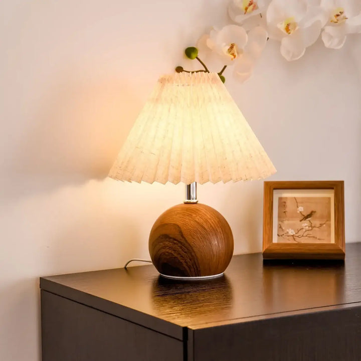 Lampe de chevet pliplisse en bois chaleureux avec abat-jour plissé en tissu ivoire pour une lumière douce et décoration intérieure