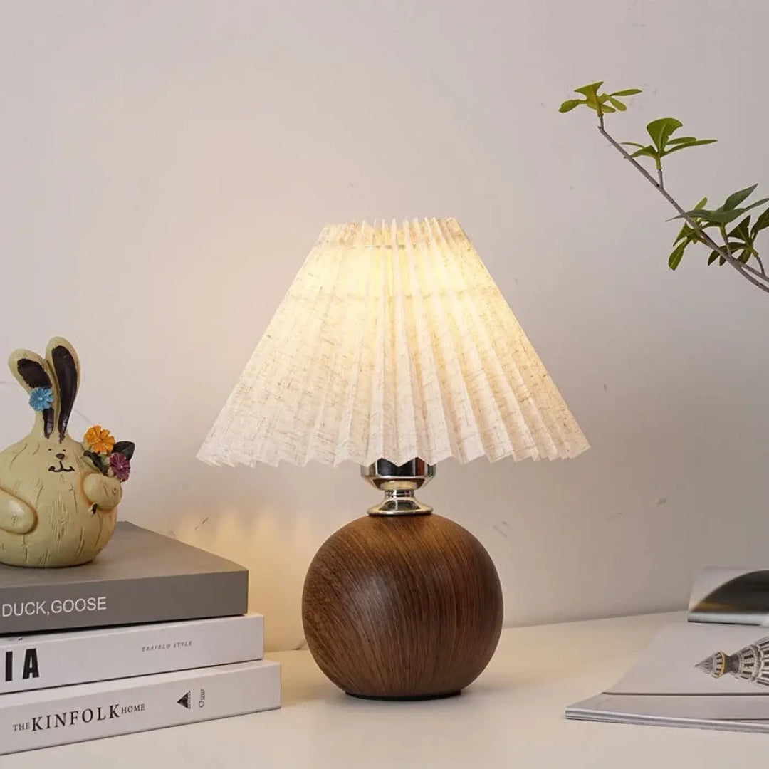 Lampe de chevet pliplisse avec abat-jour plissé en papier ivoire et base sphérique en bois poli pour lumière douce décoration intérieure