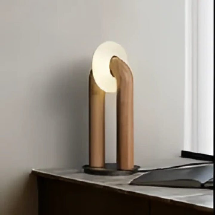 Lampe de table boisia avec lumière douce, abat-jour en verre incurvé et base cylindrique en laiton pour décoration intérieure moderne