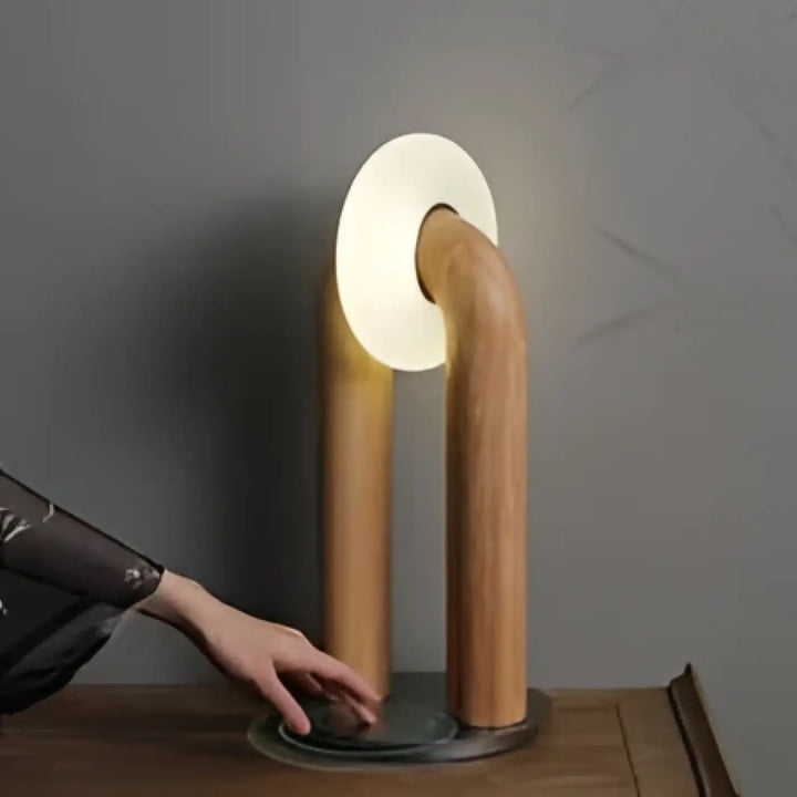 Lampe de table boisia en bois avec lumière douce circulaire et bras minces pour décoration intérieure moderne