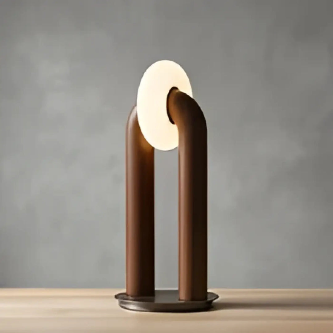Lampe de table boisia avec lumière douce circulaire encadrée de bras métalliques courbés couleur rouille pour décoration intérieure