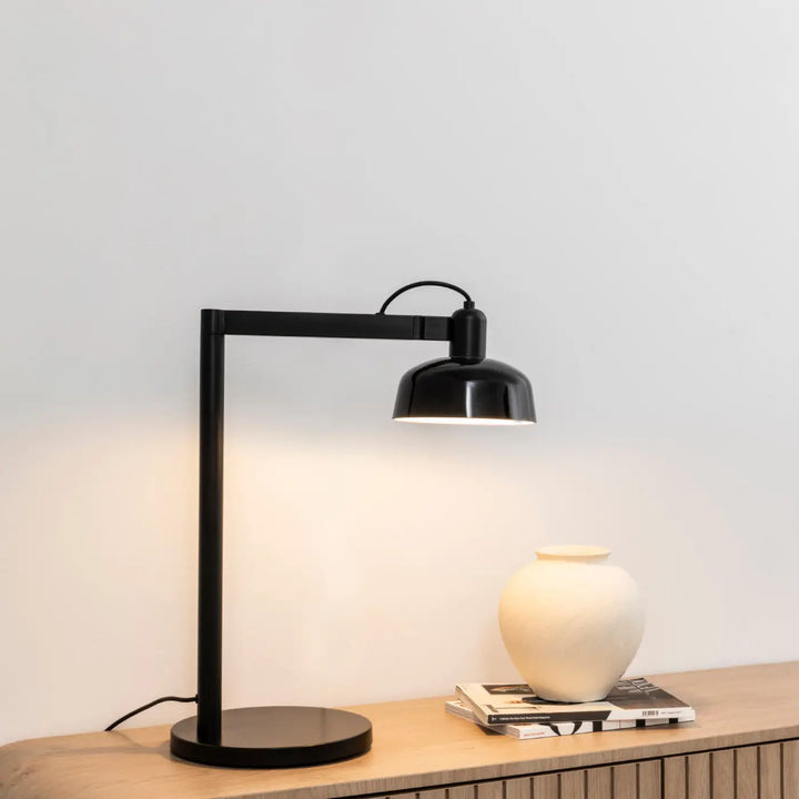 Lampe de table Tatawin verre noir dans un intérieur