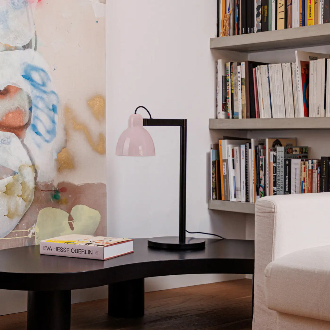 Lampe de table Venice rose de Faro Barcelona dans un intérieur