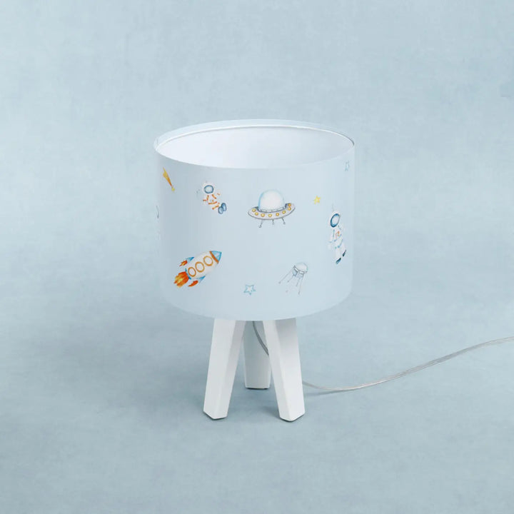 Lampe de table sweet dreams avec abat-jour cylindrique blanc et illustrations spatiales colorées sur pieds blanc cosmique bleu enfant