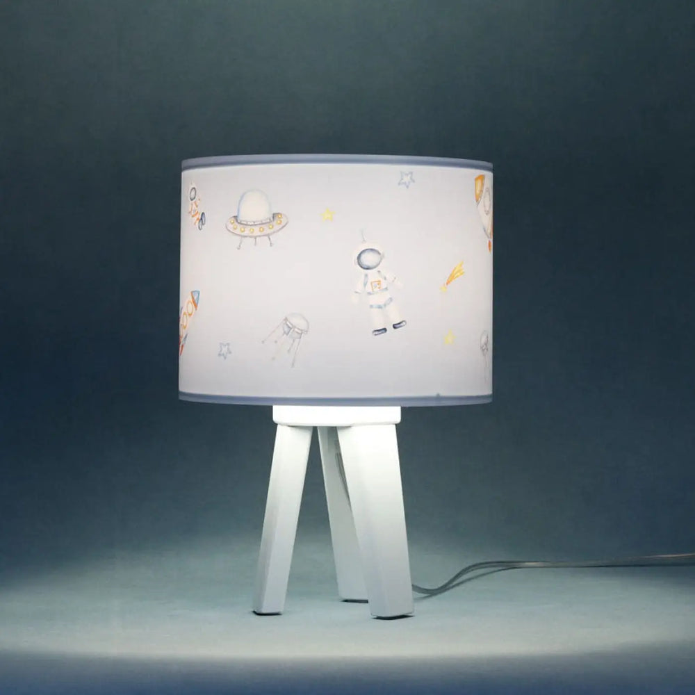 Lampe de table sweet dreams avec abat-jour cylindrique blanc et illustrations cosmiques bleu enfant sur base tripode blanche