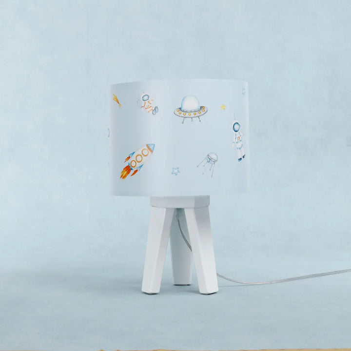 Lampe de table sweet dreams avec abat-jour blanc illustré thème cosmique bleu enfant sur pied blanc minimaliste