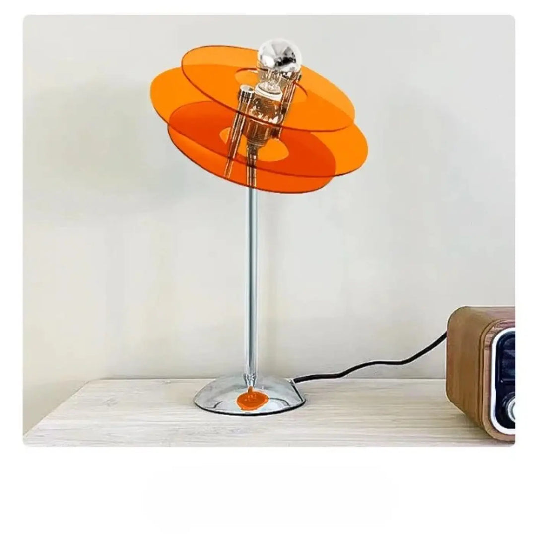 Lampe de table zyna avec un abat-jour orange translucide vibrant et une base et tige en chrome disponible dans le shop