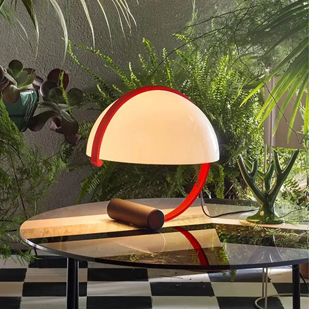 Lampe de table arcena avec abat-jour demi lune aux courbes rouge et blanc translucide moderne et élégant