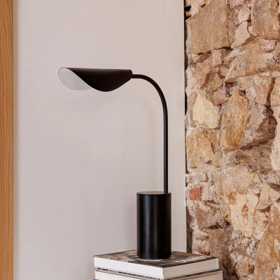 Lampe de table Liggera noire de Faro Barcelona en situation