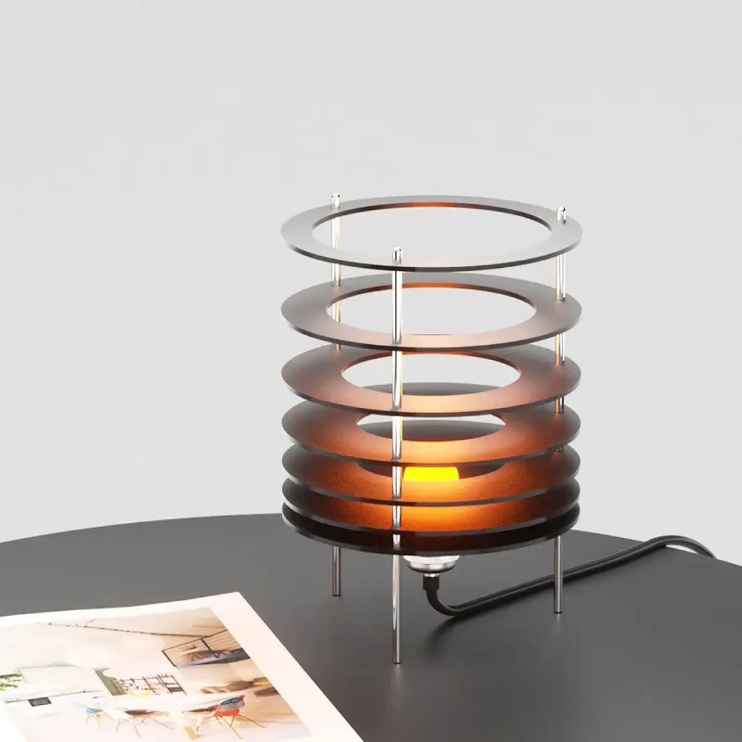 Lampe de table krona avec anneaux superposés en verre ambré et supports métalliques pour décoration intérieure moderne