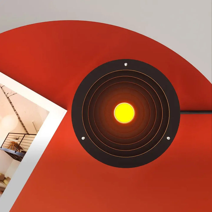 Lampe de table krona avec anneaux superposés noirs et centre lumineux jaune, idéale pour décoration intérieure et table design
