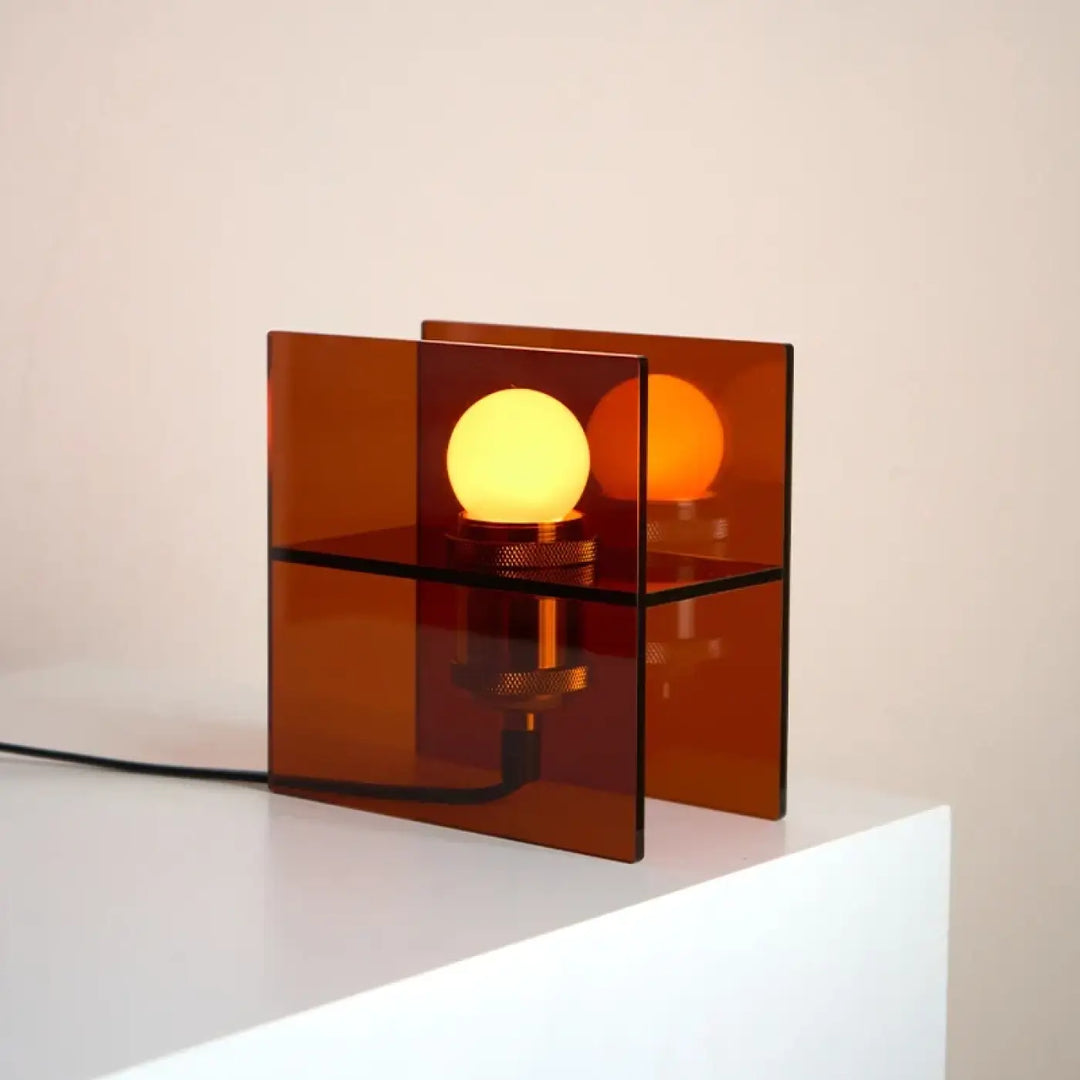 Lampe de chevet anura en acrylique ambre avec deux globes lumineux pour une lumière douce et une esthétique contemporaine