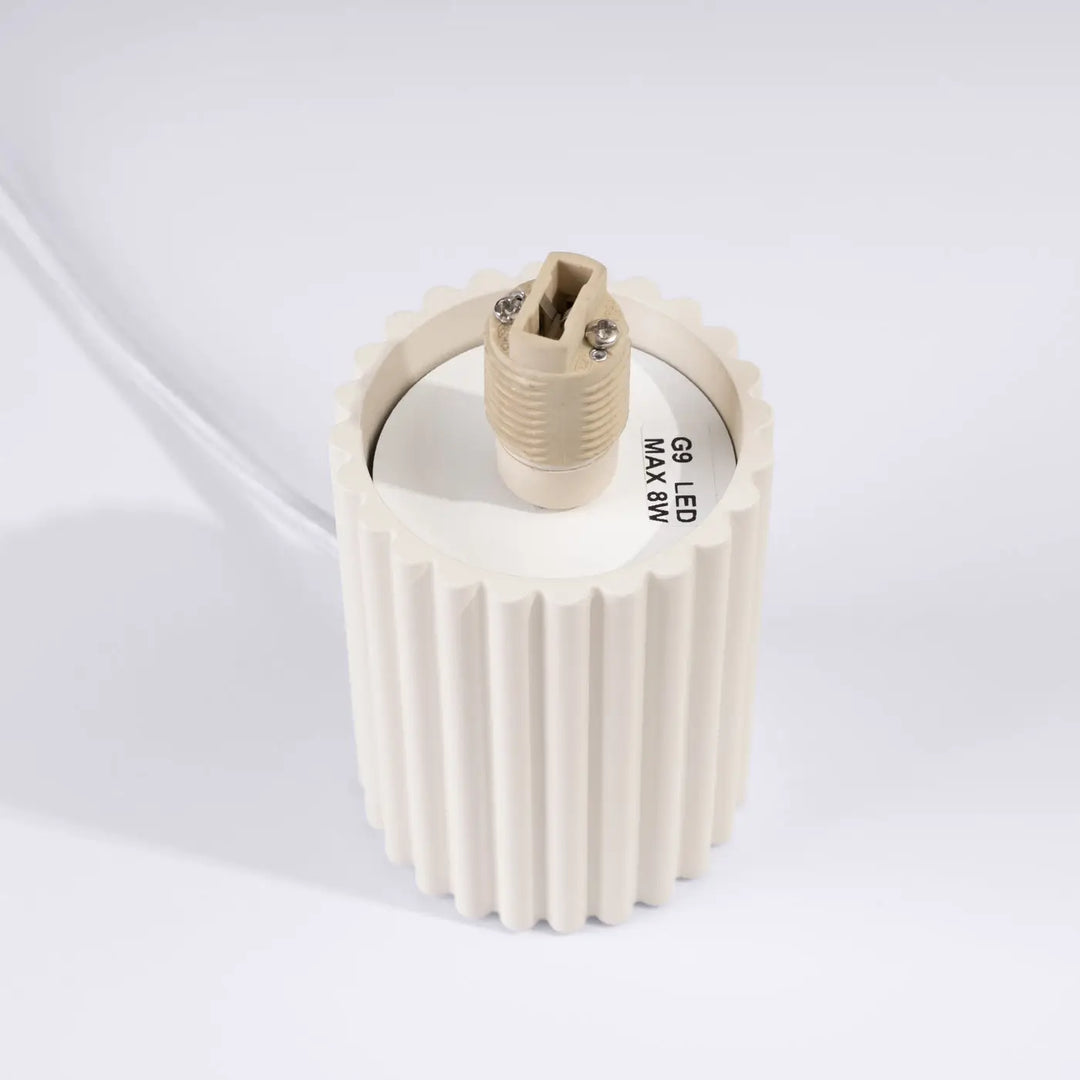Lampe halo lampe a poser avec base en ceramique creme cotele et douille led g9 beige usage interieur verre laiteux