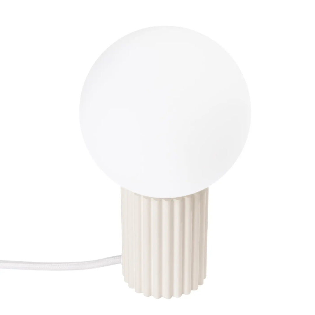 Lampe halo beige avec base en céramique striée et abat-jour sphérique en verre laiteux froissé design minimaliste