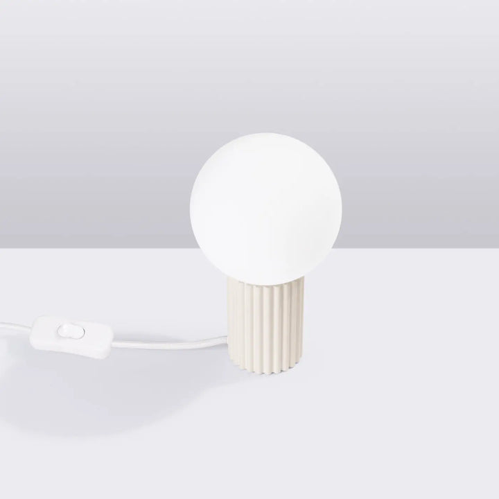 Lampe halo beige à poser avec base cylindrique cannelée et globe en verre laiteux sphérique