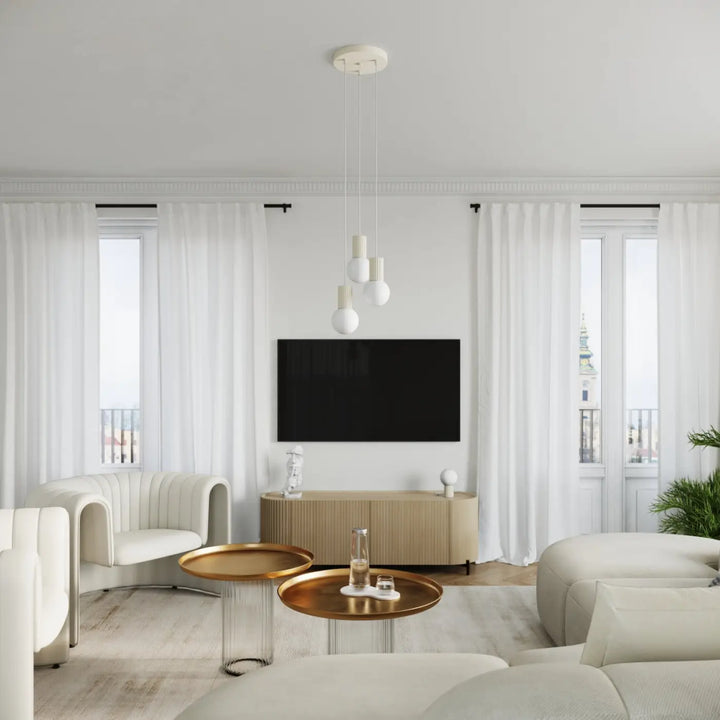 Lampe a poser halo beige en verre laiteux dans un salon moderne minimaliste avec tv murale et rideaux blancs