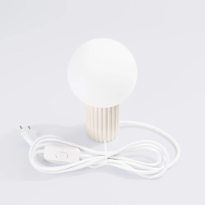 Lampe halo beige à poser avec base cylindrique nervurée verre laiteux et cordon blanc assorti version suspension possible