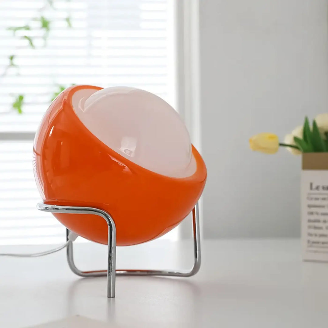 Lampe de table design boule inclinee pour interieur chic