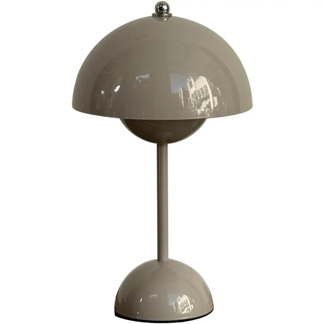 Lampe de table tamby en gris mat avec un design champignon moderne et une finition chrome poli pour table design colorée