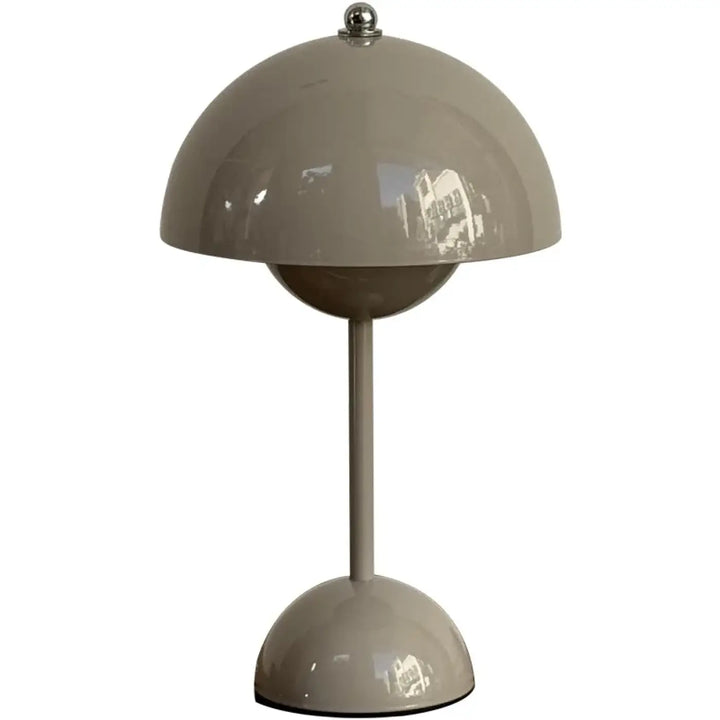 Lampe de table tamby en gris mat avec un design champignon moderne et une finition chrome poli pour table design colorée