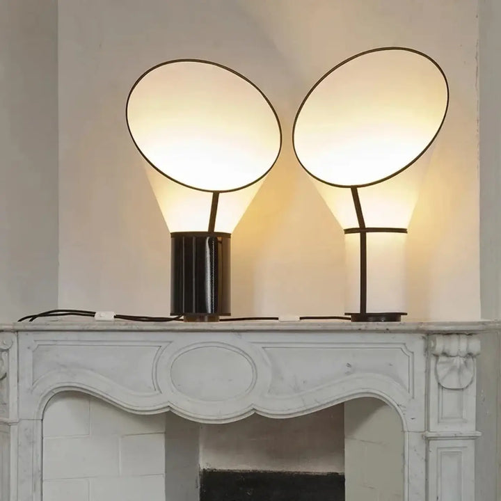 Lampe de table kopa avec abat-jour circulaire blanc lumineux et base cylindrique noire moderne horn standing